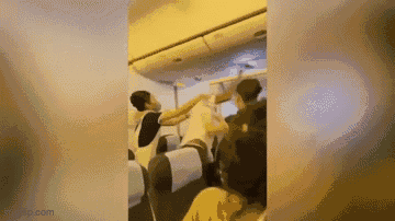 Video: Hai người đàn ông lao vào đánh nhau vì bị giành mất ghế