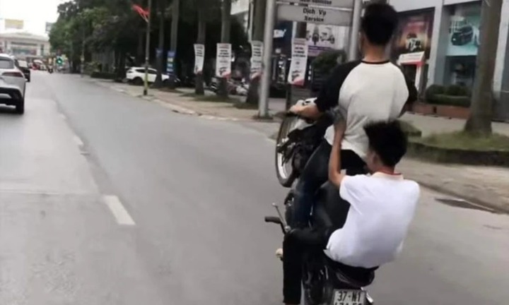 Xử phạt 2 thanh niên đi xe máy bốc đầu như làm xiếc trên đường phố Vinh