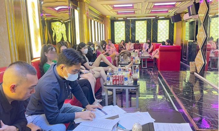 Phát hiện nữ tiếp viên nhà hàng ăn mặc 