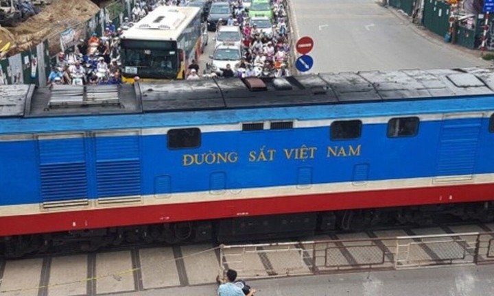 Cố tình vượt rào chắn đường sắt bị xử phạt thế nào?