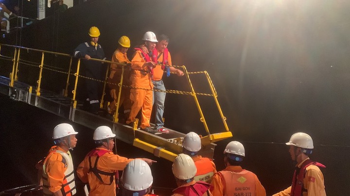 Cứu nạn thuyền viên Philippines gặp nạn trên vùng biển Việt Nam