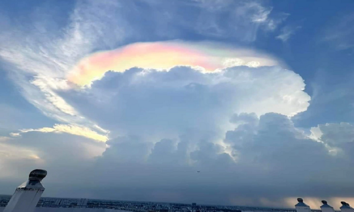 Mãn nhãn ngắm đám mây ngũ sắc lấp lánh trên bầu trời TP.HCM