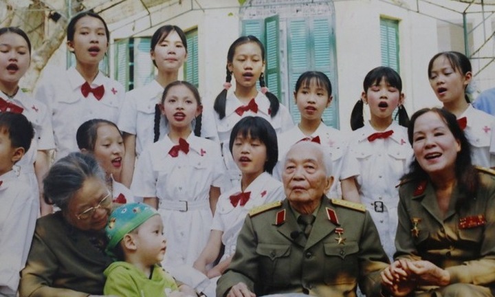 NSND Tường Vi, người hát 