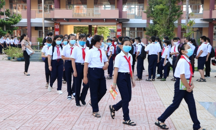 Sở GD&ĐT TP.HCM đề xuất chi 421 tỷ đồng hỗ trợ học phí THCS năm học 2024-2025