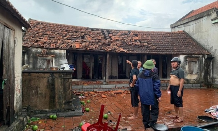 Lốc xoáy thổi tốc mái hàng chục căn nhà ở Quảng Ninh