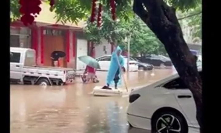 Mưa xối xả gây ngập lụt, người dân di chuyển bằng thuyền xốp tự chế