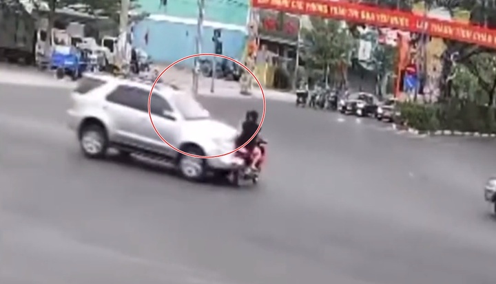 Video: Đôi nam nữ đầu trần, vượt đèn đỏ bị ô tô tông văng