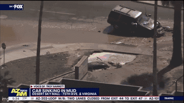 Video: Tông gãy trụ cứu hỏa trên vỉa hè, ô tô bị hố tử thần nuốt chửng