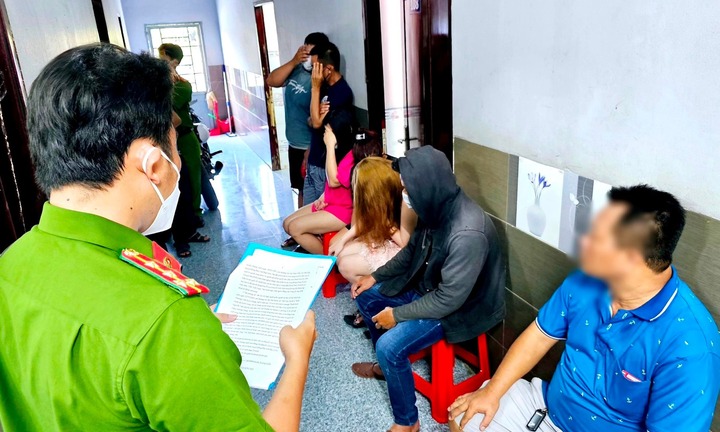 Vụ 3 đôi nam nữ mua bán dâm trong nhà nghỉ: Nữ bán dâm khai gì?