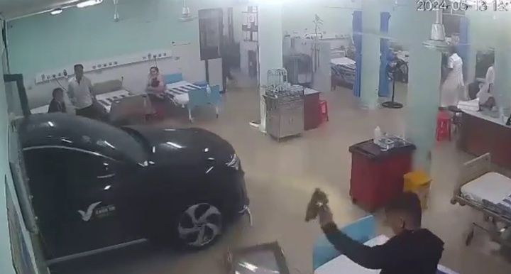 Ô tô tông sập cửa kính, lao vào phòng cấp cứu của bệnh viện 