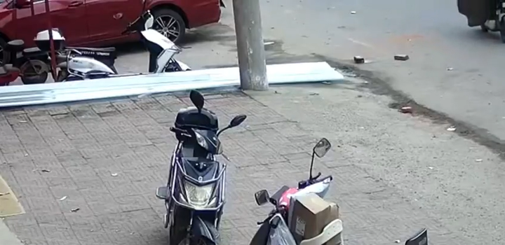 Chủ siêu thị nhanh trí cứu bé trai bị nghẹn kẹo trong gang tấc
