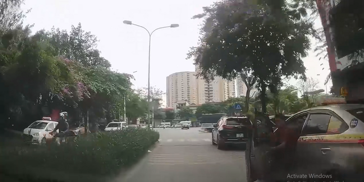 Tài xế mở cửa bất cẩn, suýt gây va chạm nguy hiểm