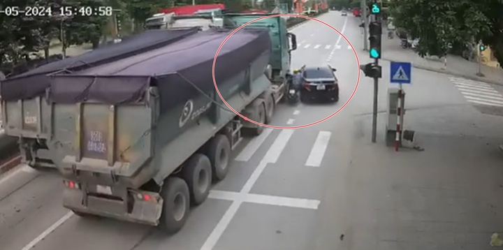 Video: Ô tô hất văng người đi xe máy vào đầu xe tải, may mắn thoát chết 