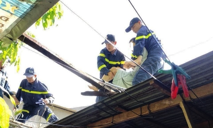 Giải cứu người đàn ông mắc bệnh hiểm nghèo la hét trên mái nhà