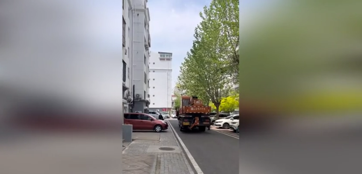 Mới đẻ mổ, người phụ nữ được cần cẩu đưa lên nhà ở tầng 7