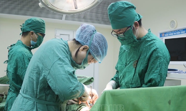 Bác sĩ chạy đua cứu người phụ nữ có khối chửa ngoài tử cung vỡ 