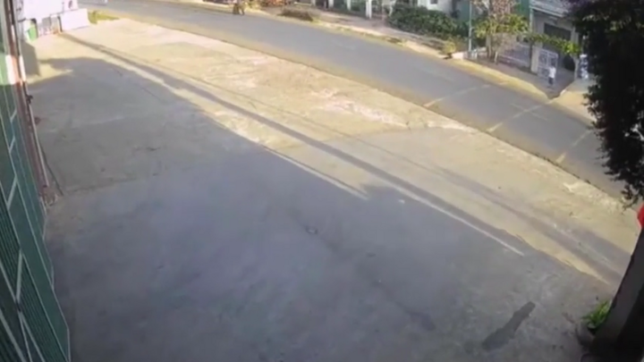 Bất ngờ lao ra trước đầu xe tải đang chạy, người đàn ông tử vong tại chỗ