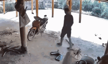 Bị rắn độc tấn công bất ngờ, người đàn ông có pha  "né đòn " siêu đỉnh