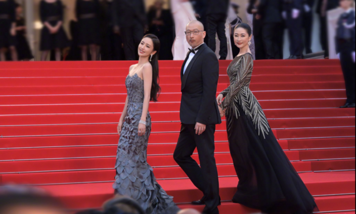 Cố tạo điểm nhấn tại LHP Cannes, Đồng Lệ Á bị yêu cầu rời khỏi