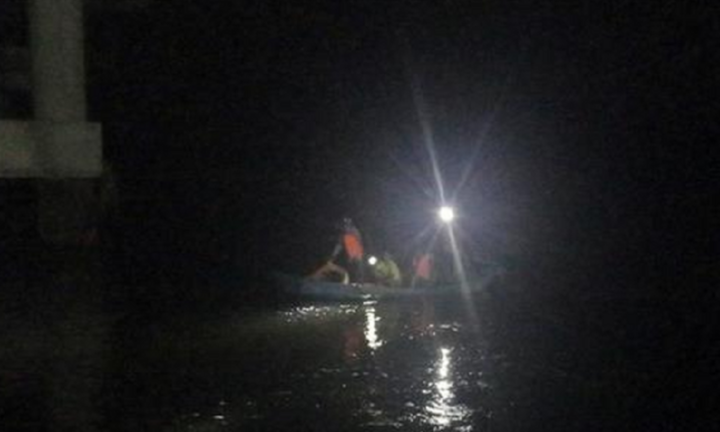 Lật xuồng chở công nhân thi công cao tốc, 1 người chết, 2 người mất tích