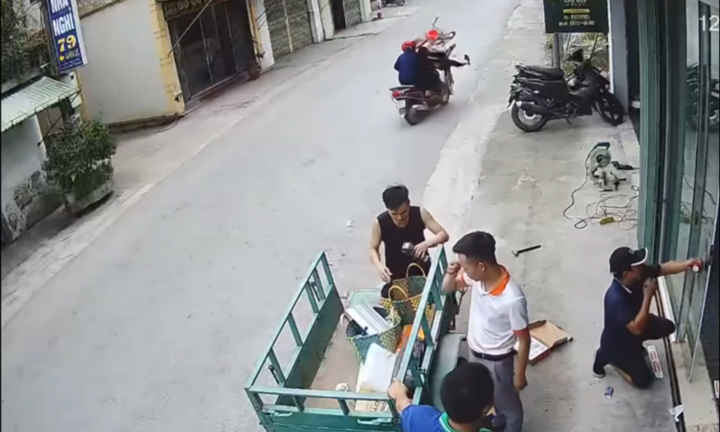 Người phụ nữ đi xe đạp bất ngờ bị xe máy