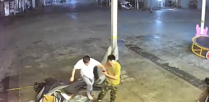 Thần gió  "ghé thăm " quán nhậu, hai người đàn ông đang ăn thì bị hất tung