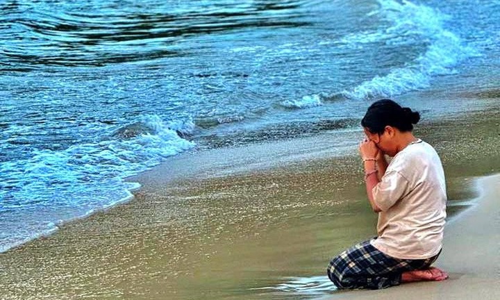 Vụ cháu bé 6 tuổi mất tích: Người mẹ quỳ khóc trước biển chờ phép màu