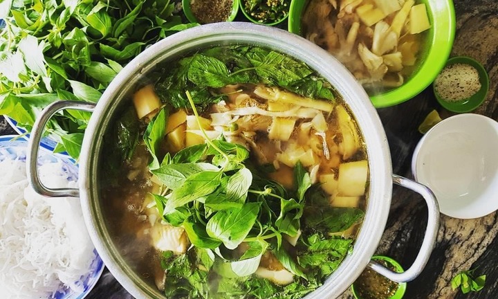 Cuối tuần làm món lẩu gà lá é thơm ngon, đậm vị