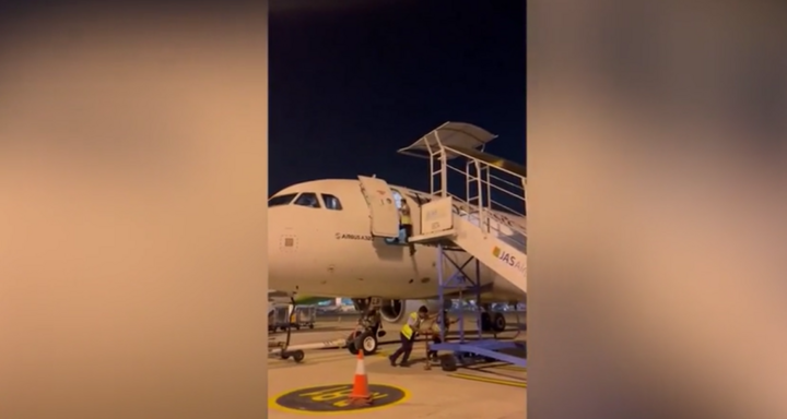 Nam nhân viên mặt đất bất ngờ rơi từ cửa máy bay xuống đất