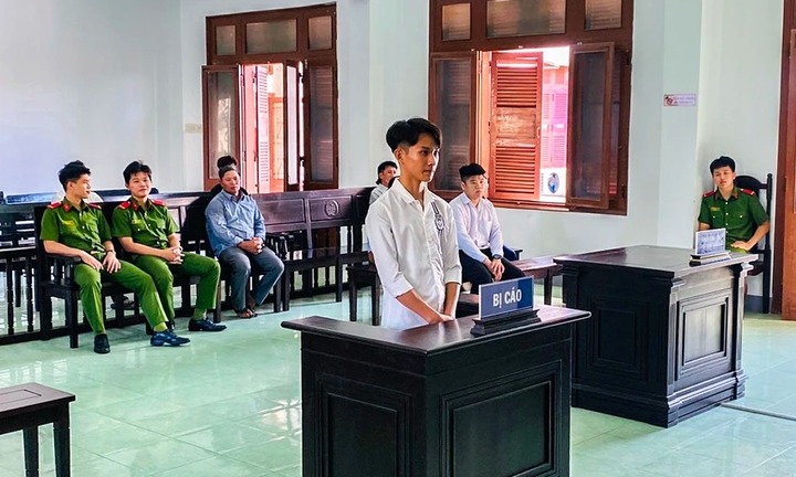 Nam sinh lớp 10 dùng dao tấn công bạn, nhận án 18 tháng tù 