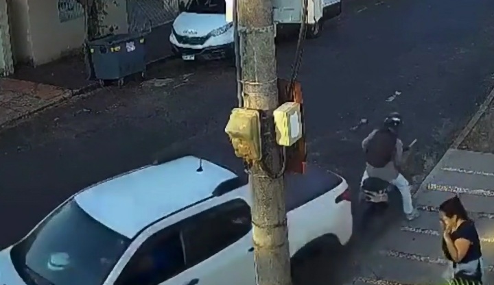 Video: Tài xế xe bán tải có hành động bất ngờ hạ gục đối tượng cướp tài sản