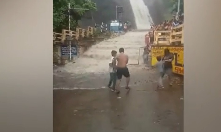 Cận cảnh người dân hoảng hốt khi lũ quét đổ ập xuống khu vực hồ bơi