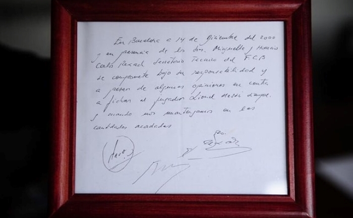 Miếng khăn ăn có chữ ký Messi được bán đấu giá gần 1 triệu USD