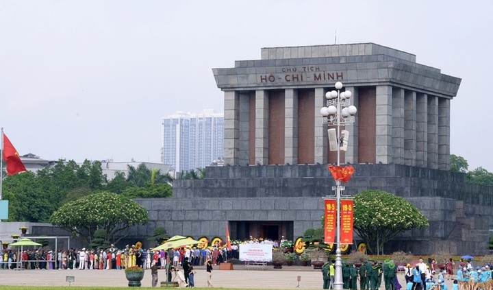 Người dân từ khắp mọi miền Tổ quốc vào Lăng viếng Chủ tịch Hồ Chí Minh