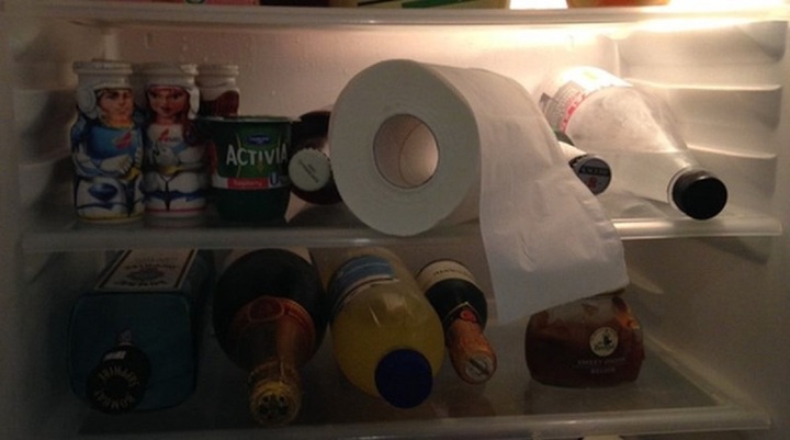 Tác dụng không ngờ của việc bỏ giấy vệ sinh vào tủ lạnh