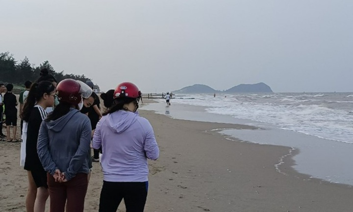 Tắm biển cùng nhóm bạn, 2 nam sinh lớp 9 bị sóng cuốn mất tích