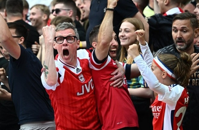 CĐV Arsenal nhận “cú lừa thế kỷ” trong ngày Man City vô địch