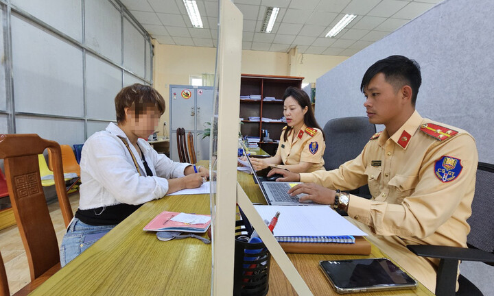 Công an Đà Lạt làm việc với nhóm phụ nữ dừng xe, nhảy múa giữa đường