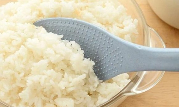 Ăn ngày 3 bữa nhưng bạn có biết lí do trên muôi xới cơm có các chấm tròn