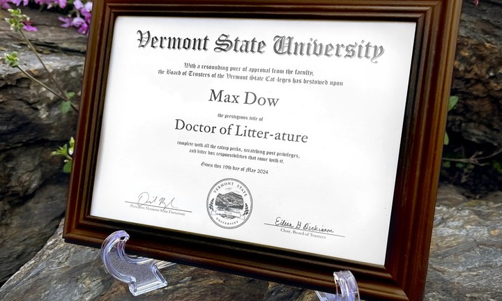 Lạ: Trường Đại học Mỹ trao bằng tiến sĩ cho mèo