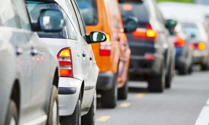 Dừng xe bên đường có phải bật xi nhan không?