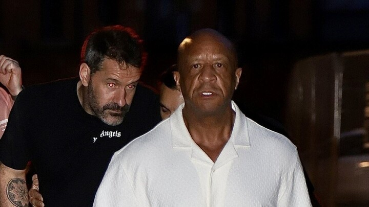 Gây gổ với đồng đội, thủ môn Man City bị đuổi khỏi tiệc ăn mừng