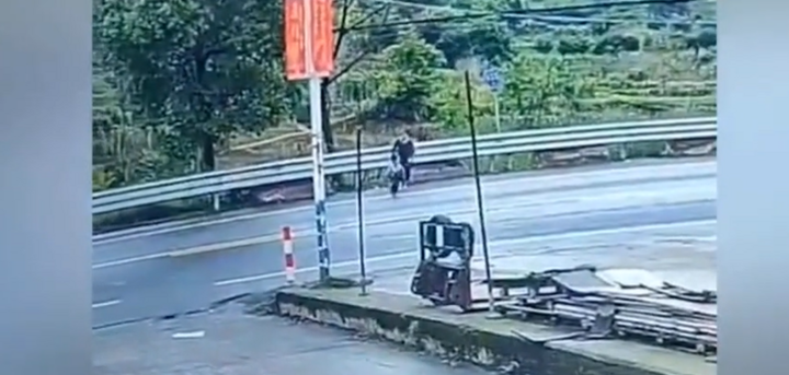 Kinh hoàng khoảnh khắc bé trai bị xe tải tông trúng khi đang chạy sang đường