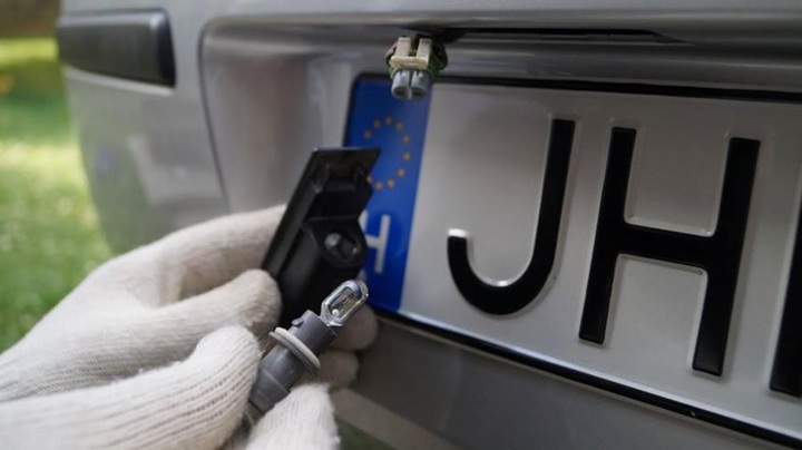 Xe không có đèn soi biển số có bị xử phạt không?