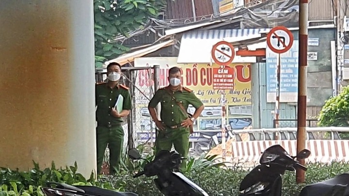 Điều tra vụ người đàn ông tử vong dưới gầm cầu vượt, trên người có vết thương