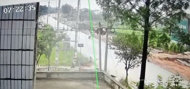 Video: Xe ô tô đâm người đám người đợi xe buýt, 5 người tử vong 