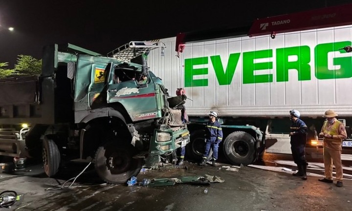 Cảnh sát dùng kìm cắt cabin cứu tài xế xe tải sau va chạm với container