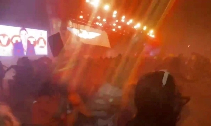 Đám đông la hét, bỏ chạy tán loạn khi sân khấu vận động tranh cử bất ngờ đổ sập