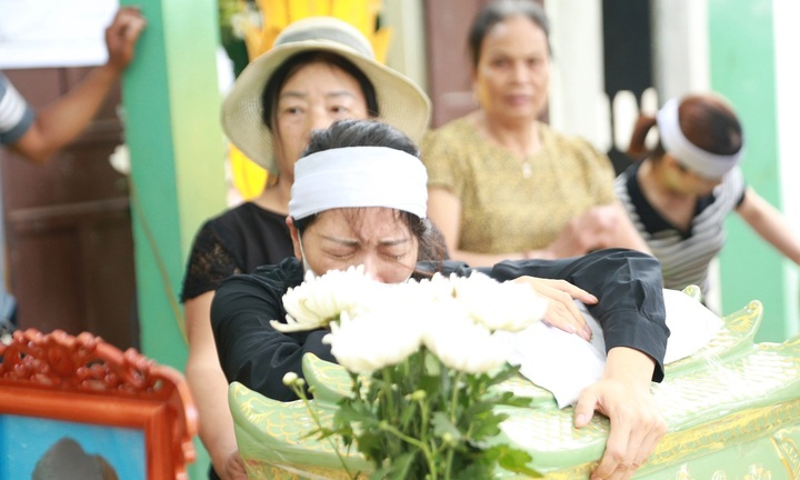 Vụ nam sinh 8 bị đánh tử vong: Người thân nghẹn lòng tiễn đưa em về nơi an nghỉ