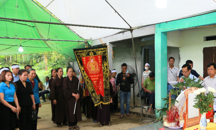 Vụ nam sinh bị đánh tử vong: Tiktoker xuất hiện ở lễ tang, người nhà bức xúc